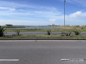 Terreno a la laguna de 959 m2 en venta en Puentes - Nordelta