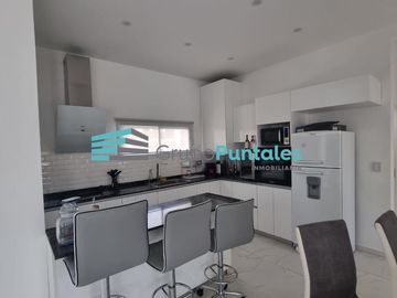 Casa en PB, en Lagos de Canning sobre lote de 735 M2 con 3 dormitorios y piscina