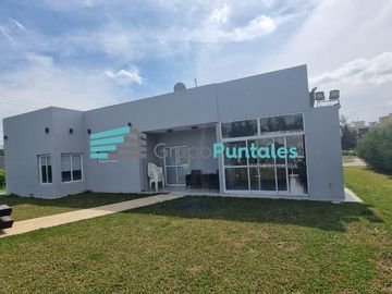 Casa en PB, en Lagos de Canning sobre lote de 735 M2 con 3 dormitorios y piscina
