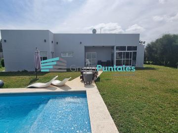 Casa en PB, en Lagos de Canning sobre lote de 735 M2 con 3 dormitorios y piscina
