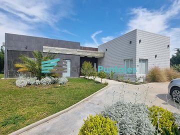 Casa en PB, en Lagos de Canning sobre lote de 735 M2 con 3 dormitorios y piscina