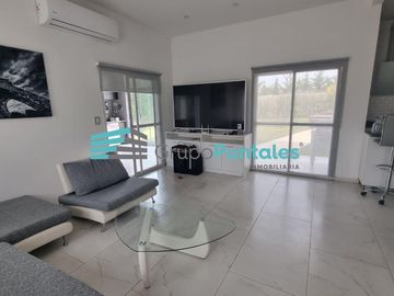 Casa en PB, en Lagos de Canning sobre lote de 735 M2 con 3 dormitorios y piscina