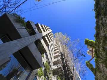 Departamento de diseño con 2 dormitorios y amenities en zona río