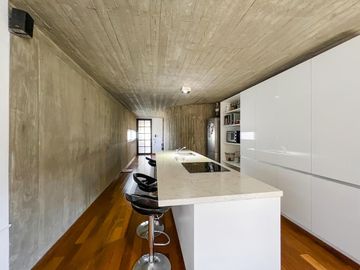 Departamento de diseño con 2 dormitorios y amenities en zona río