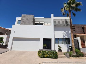 MODERNA CASA EN VENTA ZONA VALLES
