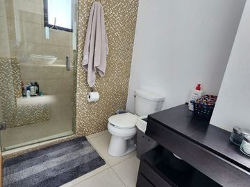 MODERNA CASA EN VENTA ZONA VALLES