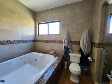 MODERNA CASA EN VENTA ZONA VALLES