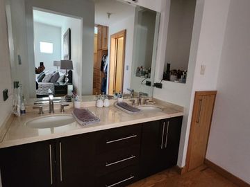 MODERNA CASA EN VENTA ZONA VALLES