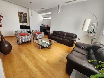 MODERNA CASA EN VENTA ZONA VALLES