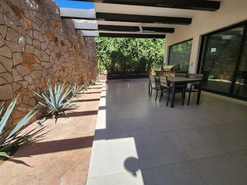 MODERNA CASA EN VENTA ZONA VALLES
