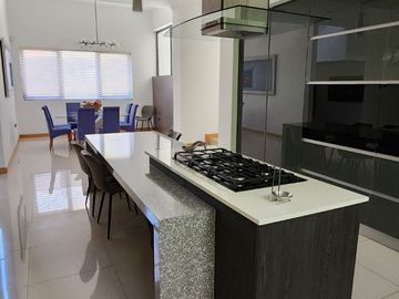 MODERNA CASA EN VENTA ZONA VALLES
