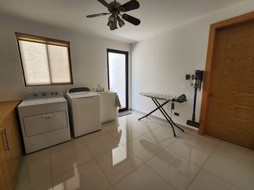 MODERNA CASA EN VENTA ZONA VALLES
