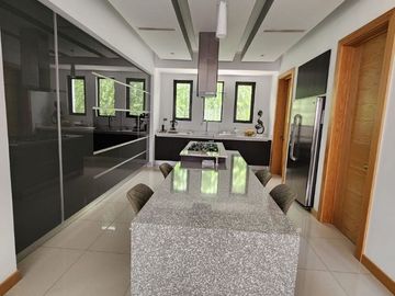 MODERNA CASA EN VENTA ZONA VALLES