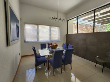 MODERNA CASA EN VENTA ZONA VALLES