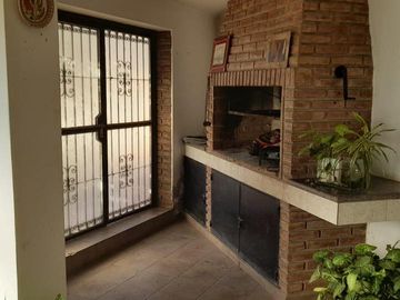 Casa en  venta tres dormitorios, Arguello Zona norte