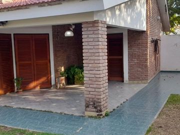 Casa en  venta tres dormitorios, Arguello Zona norte