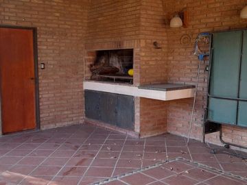 Casa en  venta tres dormitorios, Arguello Zona norte