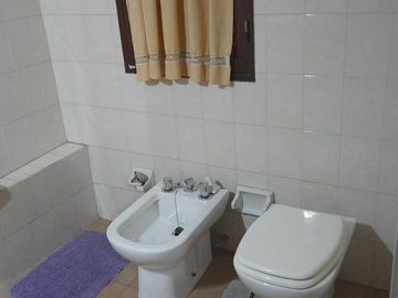 Casa en  venta tres dormitorios, Arguello Zona norte