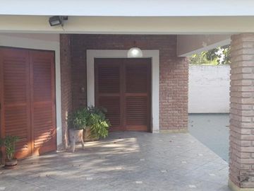 Casa en  venta tres dormitorios, Arguello Zona norte