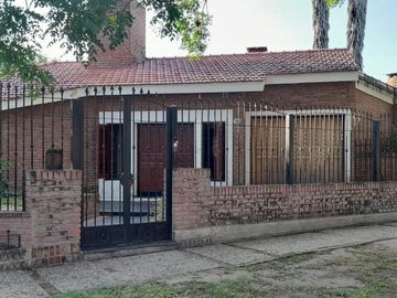 Casa en  venta tres dormitorios, Arguello Zona norte