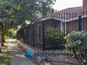 Casa en  venta tres dormitorios, Arguello Zona norte