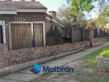 Casa en  venta tres dormitorios, Arguello Zona norte