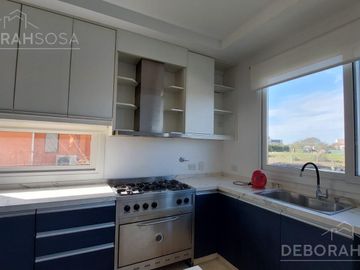Casa en  Venta  -a la laguna - El Canton- Escobar- Zona Norte-6 ambientes-
