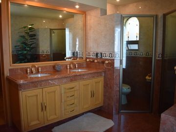 Casa en venta   de lujo con vista panóramica y alberca en el Palomar