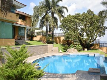 Casa en venta   de lujo con vista panóramica y alberca en el Palomar