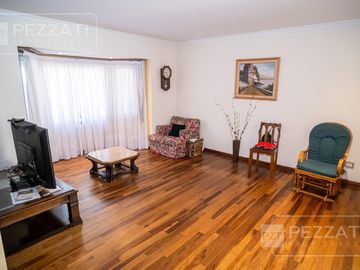 Chalet  en venta Zona Parque Luro. Impecable estado