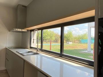 Casa en venta - 5 Dormitorios 5 Baños 2 Cocheras - 320Mts2 - Escobar