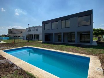 Casa en venta - 5 Dormitorios 5 Baños 2 Cocheras - 320Mts2 - Escobar