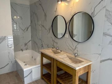 Casa en venta - 5 Dormitorios 5 Baños 2 Cocheras - 320Mts2 - Escobar