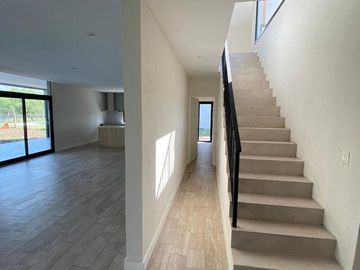 Casa en venta - 5 Dormitorios 5 Baños 2 Cocheras - 320Mts2 - Escobar
