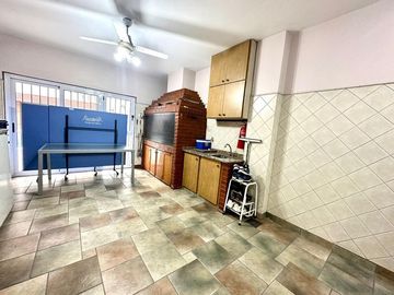CASA 5 AMBIENTES SOBRE LOTE PROPIO CON PILETA PARRILLA Y TRES COCHERAS EN BARRACAS VENTA