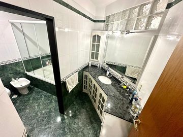 CASA 5 AMBIENTES SOBRE LOTE PROPIO CON PILETA PARRILLA Y TRES COCHERAS EN BARRACAS VENTA