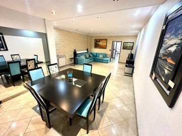 CASA 5 AMBIENTES SOBRE LOTE PROPIO CON PILETA PARRILLA Y TRES COCHERAS EN BARRACAS VENTA