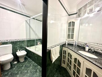 CASA 5 AMBIENTES SOBRE LOTE PROPIO CON PILETA PARRILLA Y TRES COCHERAS EN BARRACAS VENTA