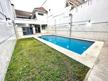CASA 5 AMBIENTES SOBRE LOTE PROPIO CON PILETA PARRILLA Y TRES COCHERAS EN BARRACAS VENTA