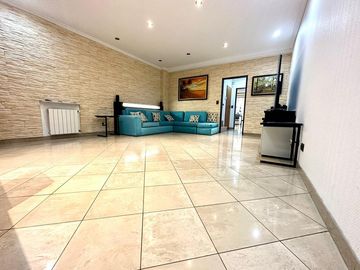 CASA 5 AMBIENTES SOBRE LOTE PROPIO CON PILETA PARRILLA Y TRES COCHERAS EN BARRACAS VENTA