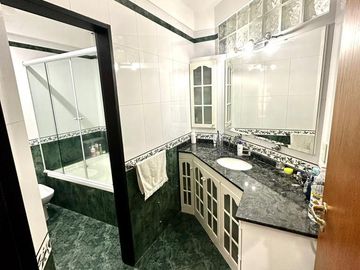 CASA 5 AMBIENTES SOBRE LOTE PROPIO CON PILETA PARRILLA Y TRES COCHERAS EN BARRACAS VENTA