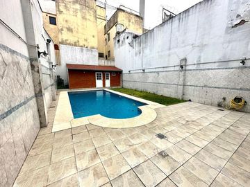 CASA 5 AMBIENTES SOBRE LOTE PROPIO CON PILETA PARRILLA Y TRES COCHERAS EN BARRACAS VENTA