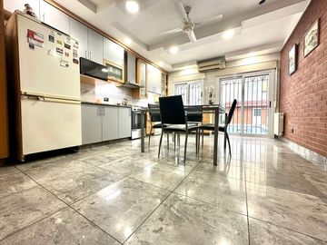 CASA 5 AMBIENTES SOBRE LOTE PROPIO CON PILETA PARRILLA Y TRES COCHERAS EN BARRACAS VENTA