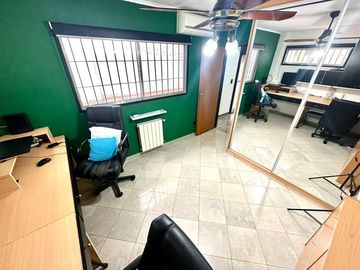 CASA 5 AMBIENTES SOBRE LOTE PROPIO CON PILETA PARRILLA Y TRES COCHERAS EN BARRACAS VENTA