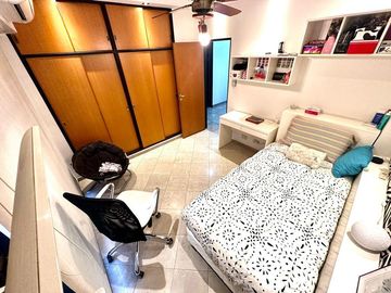 CASA 5 AMBIENTES SOBRE LOTE PROPIO CON PILETA PARRILLA Y TRES COCHERAS EN BARRACAS VENTA