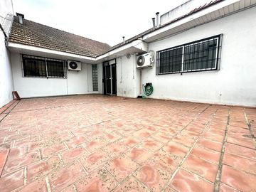 CASA 5 AMBIENTES SOBRE LOTE PROPIO CON PILETA PARRILLA Y TRES COCHERAS EN BARRACAS VENTA