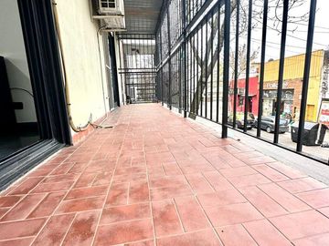 CASA 5 AMBIENTES SOBRE LOTE PROPIO CON PILETA PARRILLA Y TRES COCHERAS EN BARRACAS VENTA