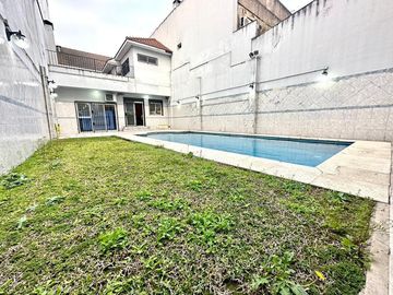 CASA 5 AMBIENTES SOBRE LOTE PROPIO CON PILETA PARRILLA Y TRES COCHERAS EN BARRACAS VENTA