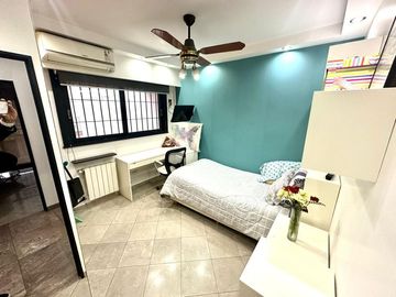 CASA 5 AMBIENTES SOBRE LOTE PROPIO CON PILETA PARRILLA Y TRES COCHERAS EN BARRACAS VENTA