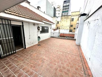 CASA 5 AMBIENTES SOBRE LOTE PROPIO CON PILETA PARRILLA Y TRES COCHERAS EN BARRACAS VENTA